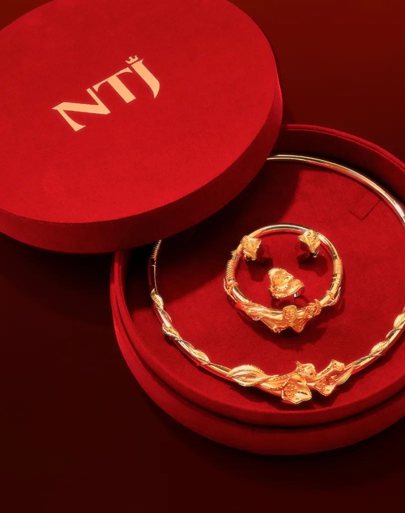 Luxury red circular packaging boxes displaying fine gold jewelry pieces for Ngọc Thắm Jewelry.
